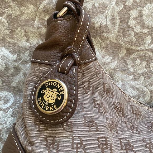 Classic Dooney & Bourke Shoulder Bag - Picture 4 of 10
